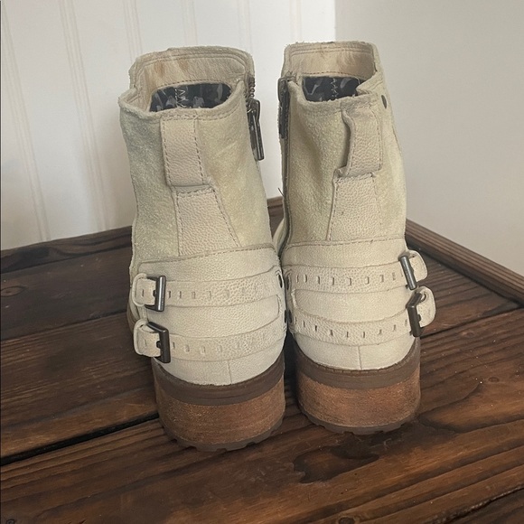 Like new UGG Orion Cream Ankle Boots with Zipper - Picture 4 of 7